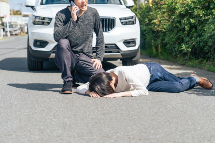 A driver who reports a traffic accident by smartphone