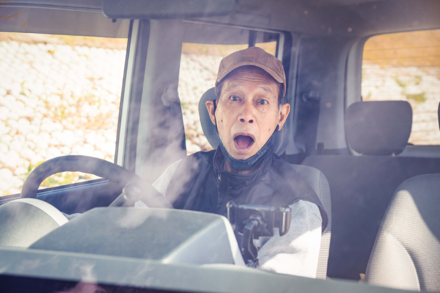 Elderly driver accidentally surprised by steering wheel operation Runaway accident Traffic accident
