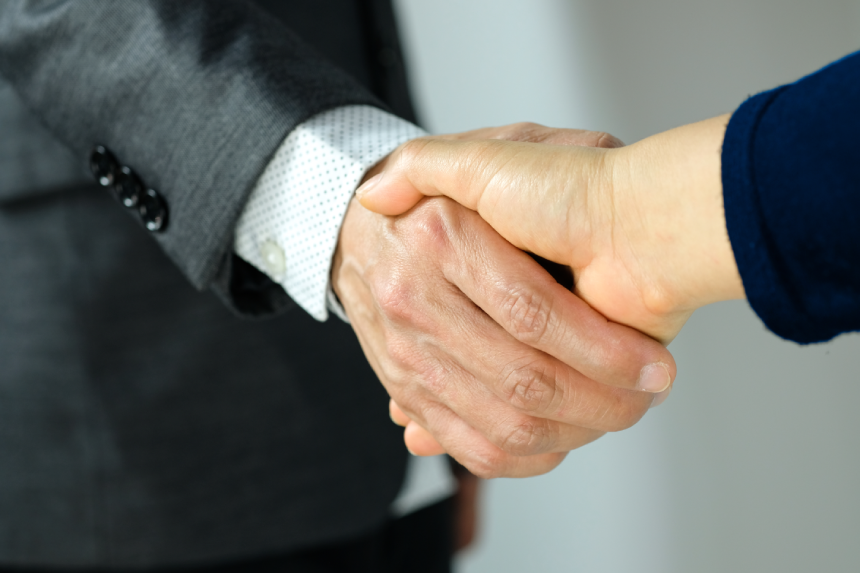 Holding hands with business partners to trust business partners, relationships to achieve future commercial and investment goals.